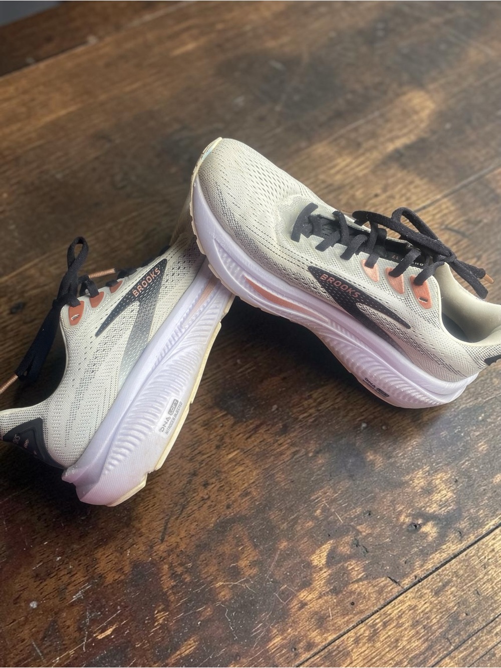 Brooks ghost 17 Women’s Cream, Black & rose gold Running Shoes size 8